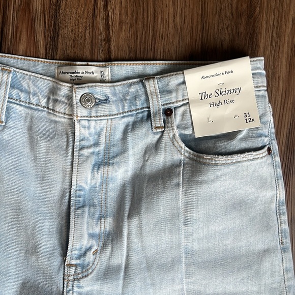 Abercrombie and Fitch, high-rise skinny jean - Picture 7 of 8